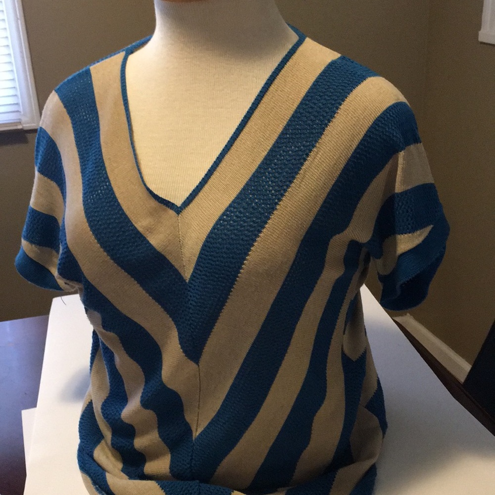 Short sleeve sweater Chevron design tan/blue color